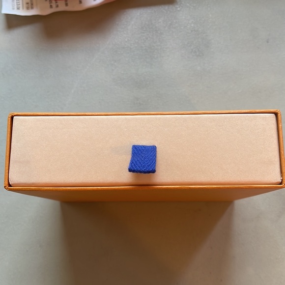 LOUIS VUITTON SMALL GIFT BOX - Picture 9 of 10